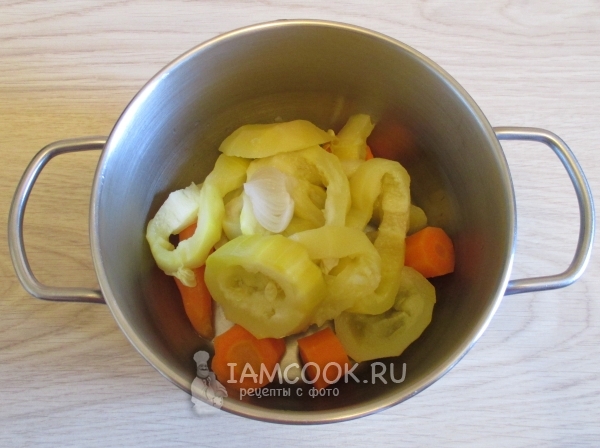 Сложить отваренные овощи в кастрюлю