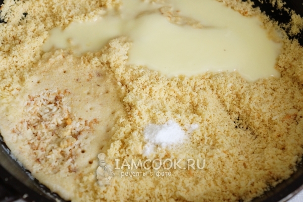 Влить молоко и сгущенное молоко