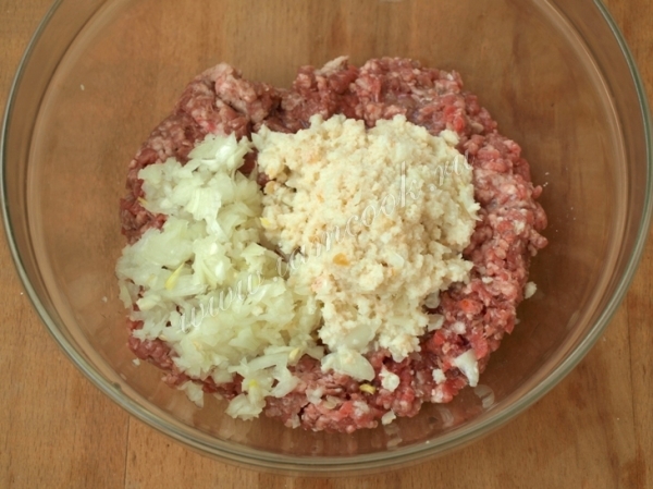 Фарш, лук, хлебный мякиш