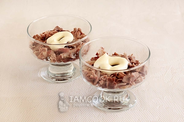 Положить мясо и майонез