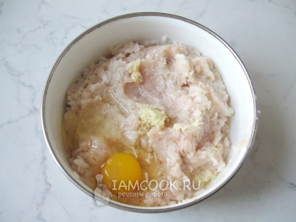 Положить яйцо и чеснок