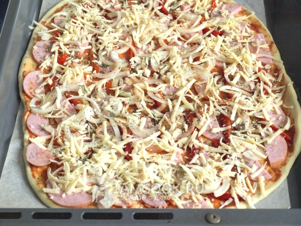 Посыпать сыром и травами