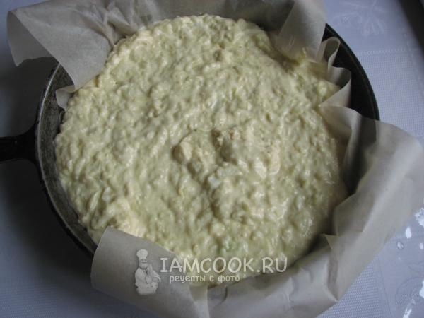 Переложить тесто в форму