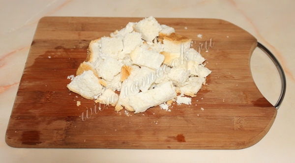 Белый хлеб ломтиками