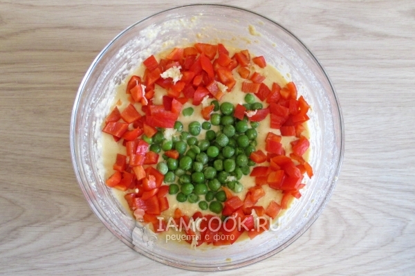 Положить перец и горошек