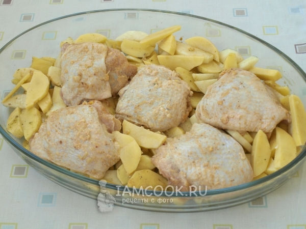 На картошку выложить курицу