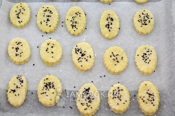 Уложить на противень и посыпать кунжутом