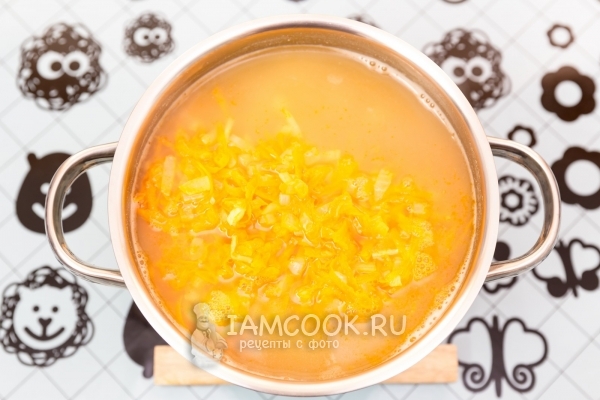 Положить зажарку в суп