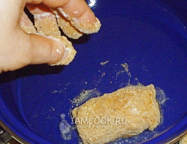 Положить рулетик на сковороду