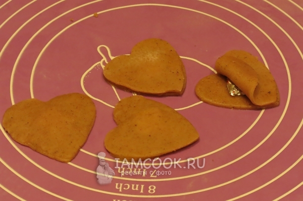 Накрыть фольгу второй половинкой теста