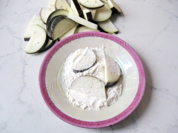 Баклажан обвалять в муке