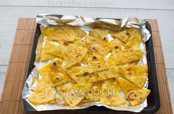 Положить кусочки лепешек на фольгу