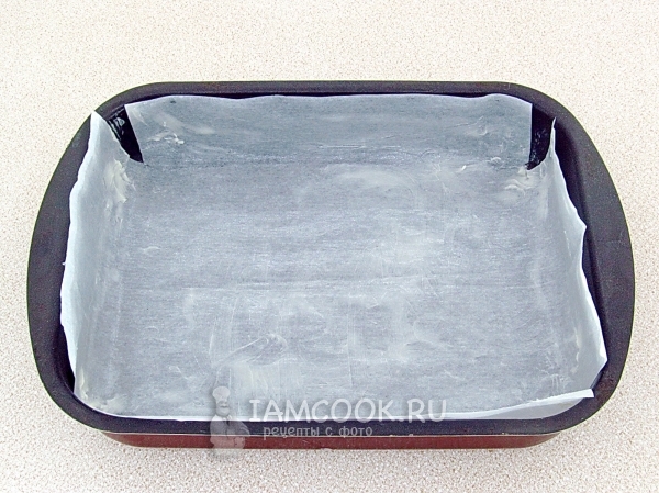 Смазать форму маслом