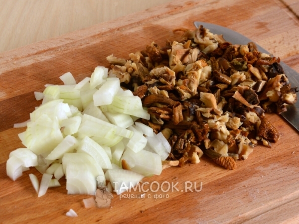 Порезать грибы и лук
