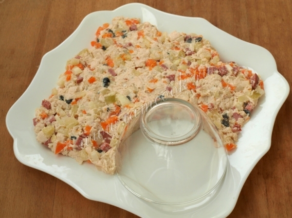 Выложить салат на блюдо