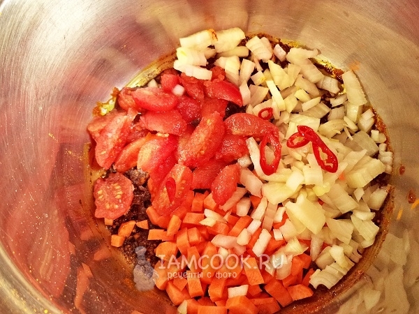 Положить овощи к специям