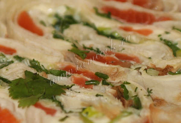 Рулет из лаваша с семгой, фото