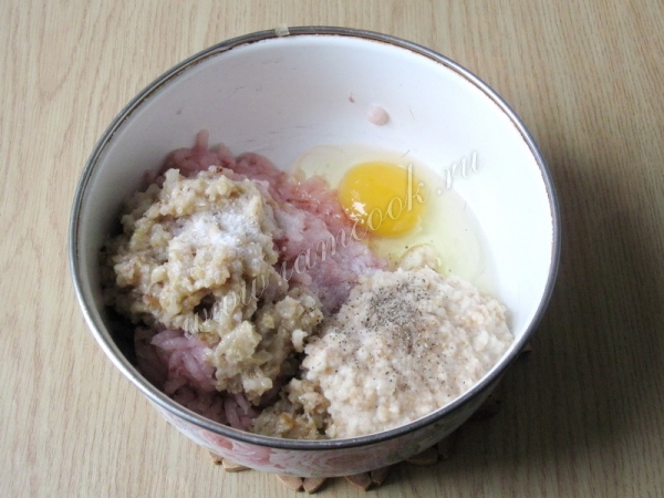 Добавить яйцо, соль и перец