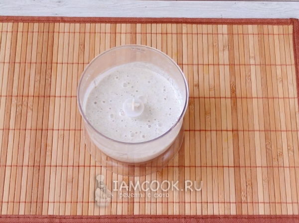 Взбить соус в блендере