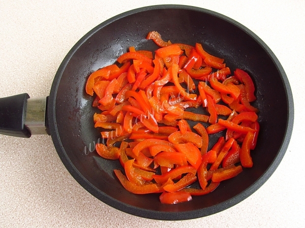 Обжариваем сладкий перец