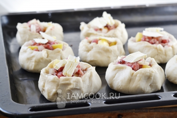 На каждый беляш положить кусочек масла