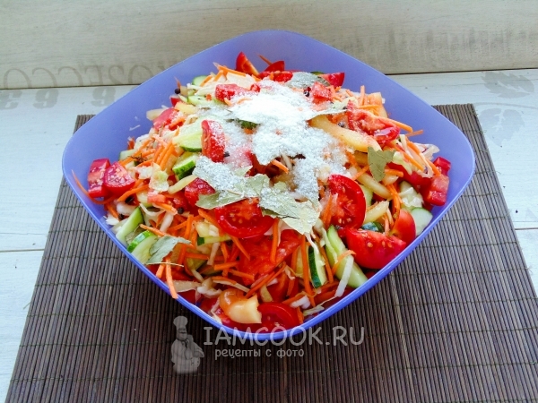 Смешать овощи с солью и приправами