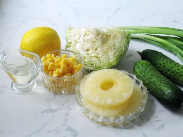 Ингредиенты для салата из ананасов и огурцов