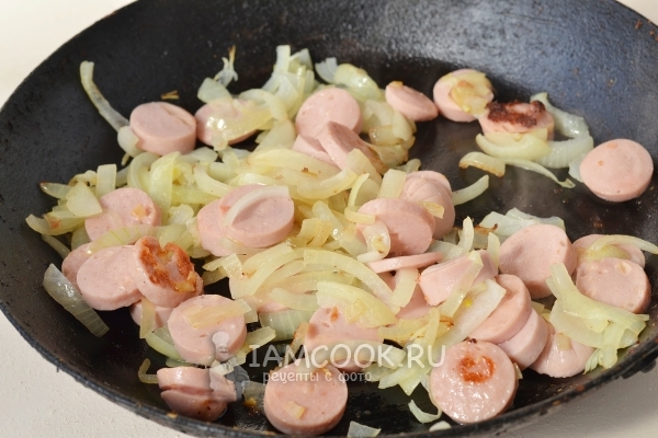Пожарить лук и сосиски