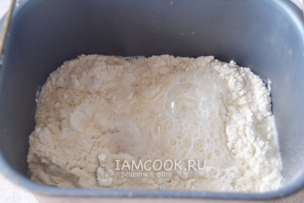 Положить все ингредиенты в хлебопечку