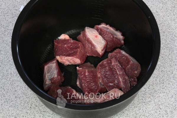 Положить мясо в мультиварку