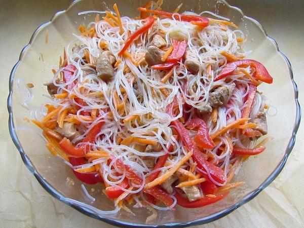 Соединить ингредиенты для салата