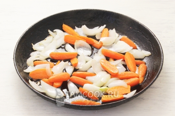 Обжарить лук с морковью