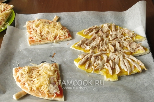 Положить на лаваш сыр и курицу