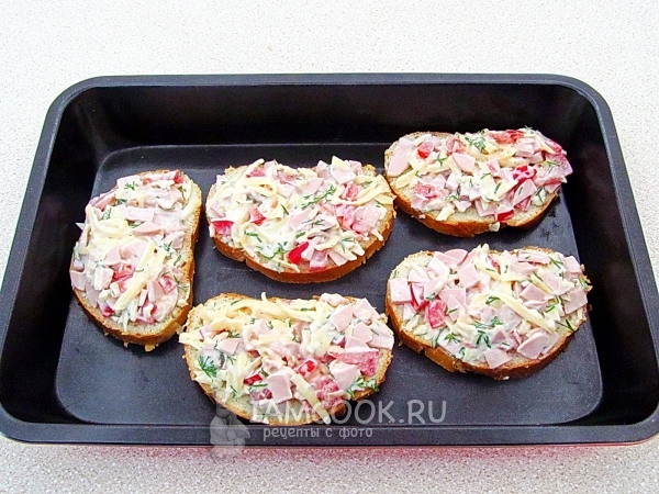 Положить начинку на батон