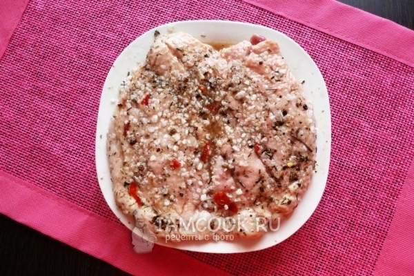 Натереть мясо смесью