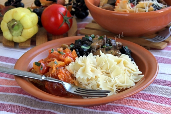 Макароны с грибами, курицей и овощным соусом, фото