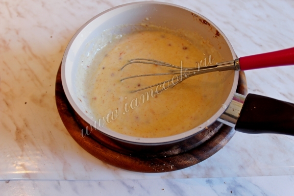 Добавить яйца для соуса