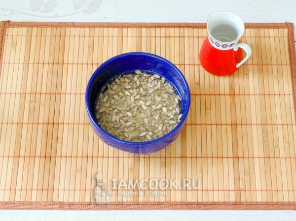 Замочить семечки в воде