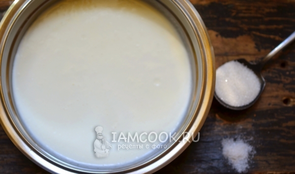 Положить в кефир сахар и соль