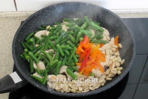 Добавить фасоль и перец