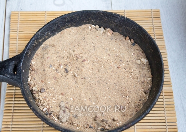 Насыпать на сковороду песок