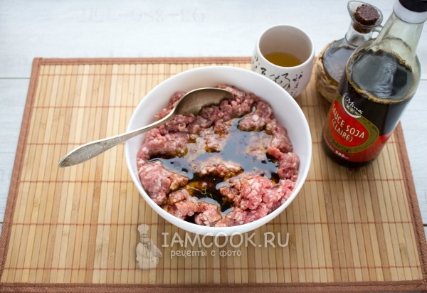 Влить в фарш соевый соус, кунжутное масло и вино