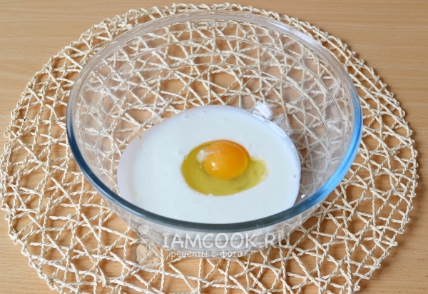 Соединить кефир с яйцом