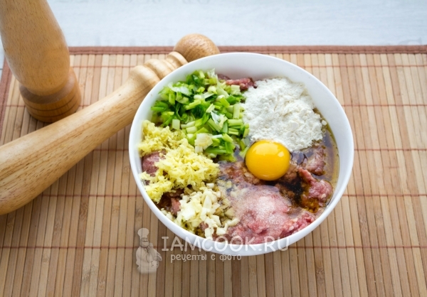 Добавить лук, чеснок, имбирь, муку и яйцо