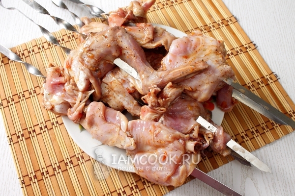 Нанизать мясо кролика на шампуры