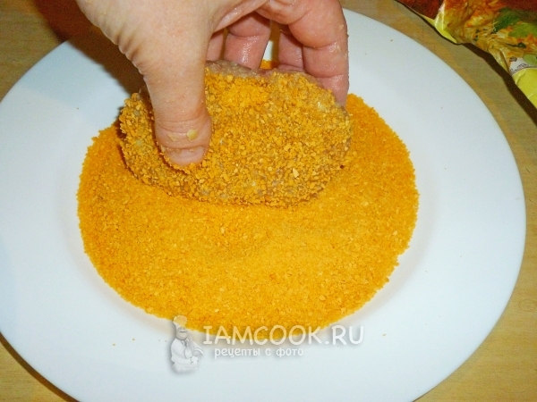 Обвалять котлету в сухарях