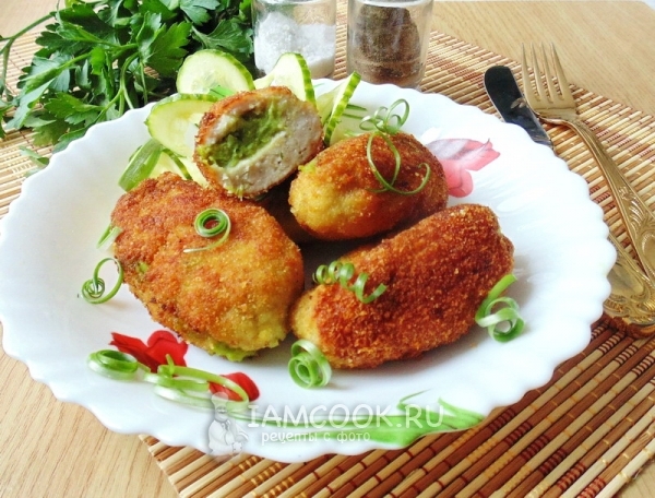 Готовые зразы из рыбы с зеленым горошком