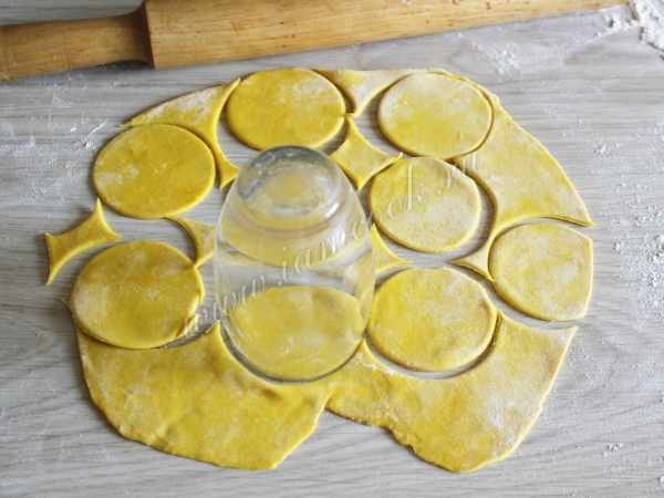 Вырезаем желтое тесто