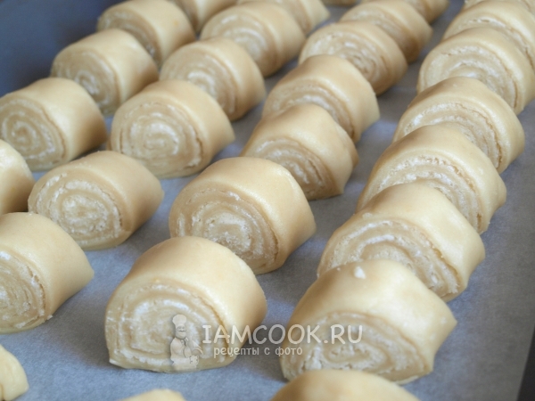 Переложить кяту на противень