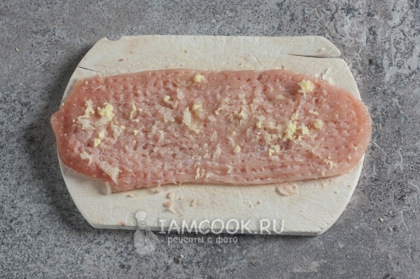 Натереть мясо чесноком с имбирем